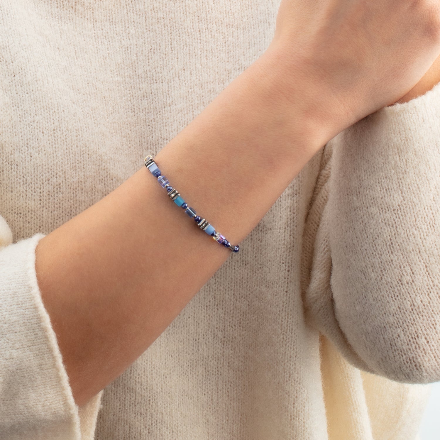 Armband Mini Cubes blau von COEUR DE LION – am Modell getragen