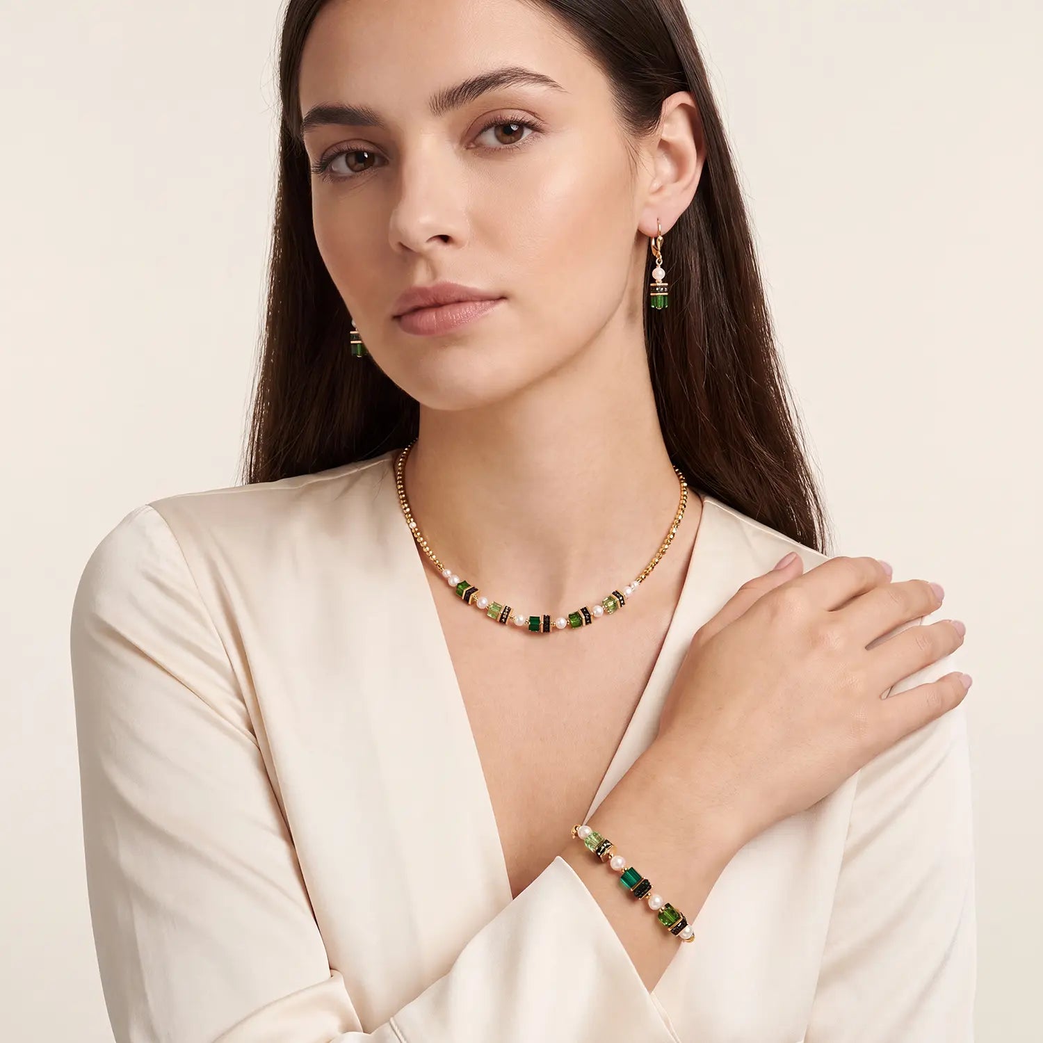 COEUR DE LION Halskette Sparkling Princess gold-emerald – am Model