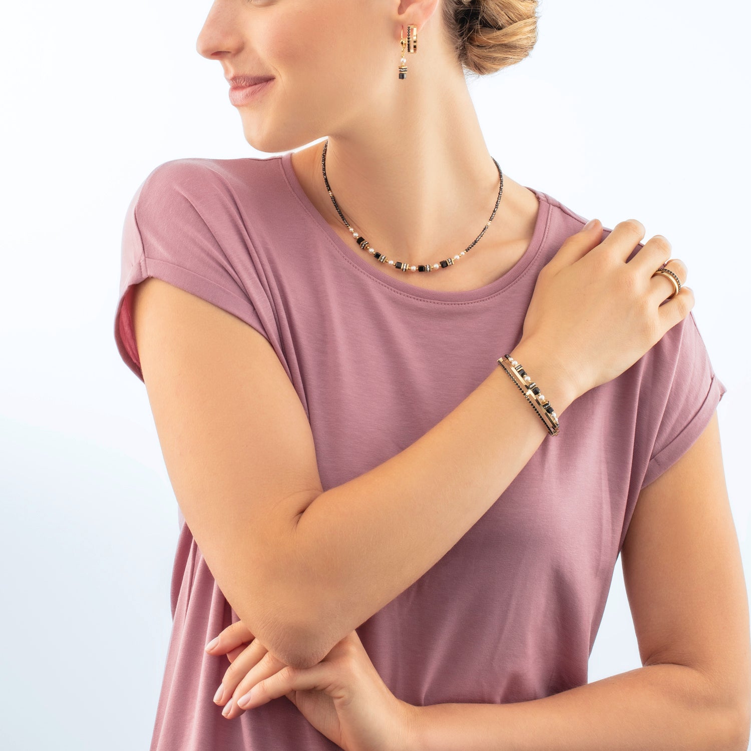 Armband Sparkling Princess gold-schwarz von COEUR DE LION – am Modell getragen