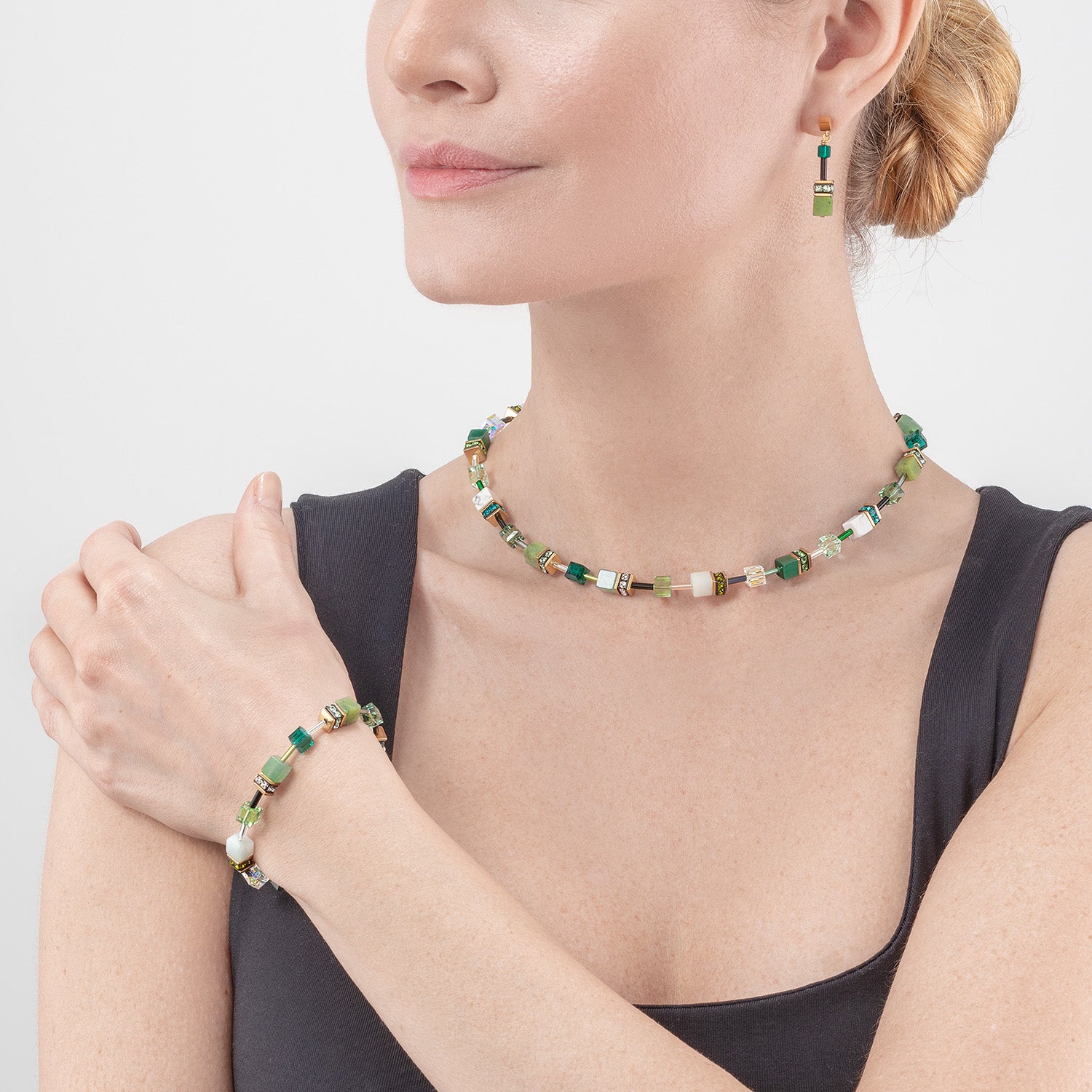 GeoCUBE® Iconic Precious Halskette grün von COEUR DE LION – am Modell getragen