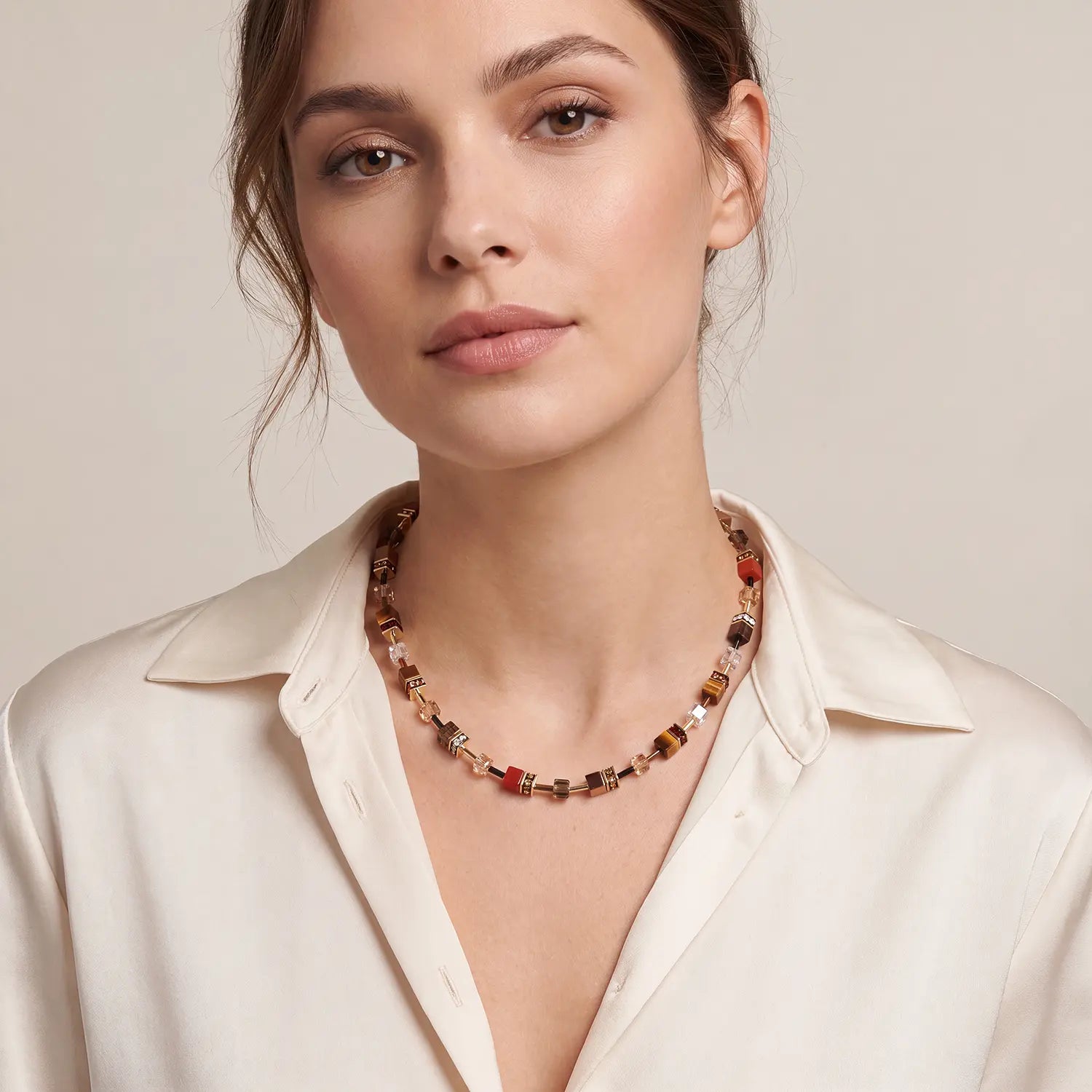 COEUR DE LION GeoCUBE® Iconic Precious Halskette Amber Glow – am Model