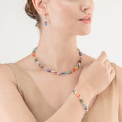 GeoCUBE® Iconic Precious Halskette Multicolour Delight von COEUR DE LION – am Modell getragen