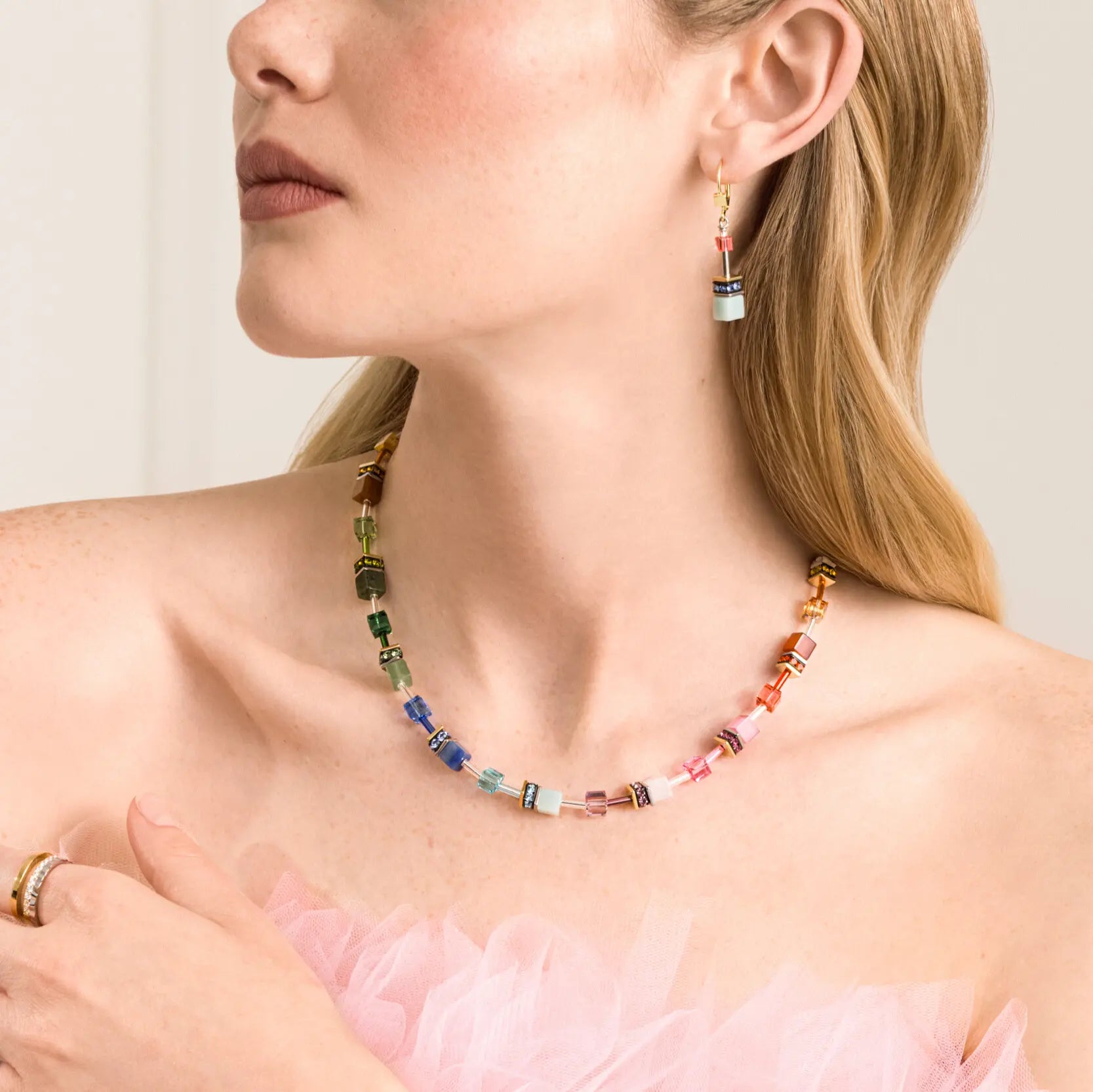GeoCUBE® Iconic Precious Ohrringe Rainbow von COEUR DE LION – am Modell getragen