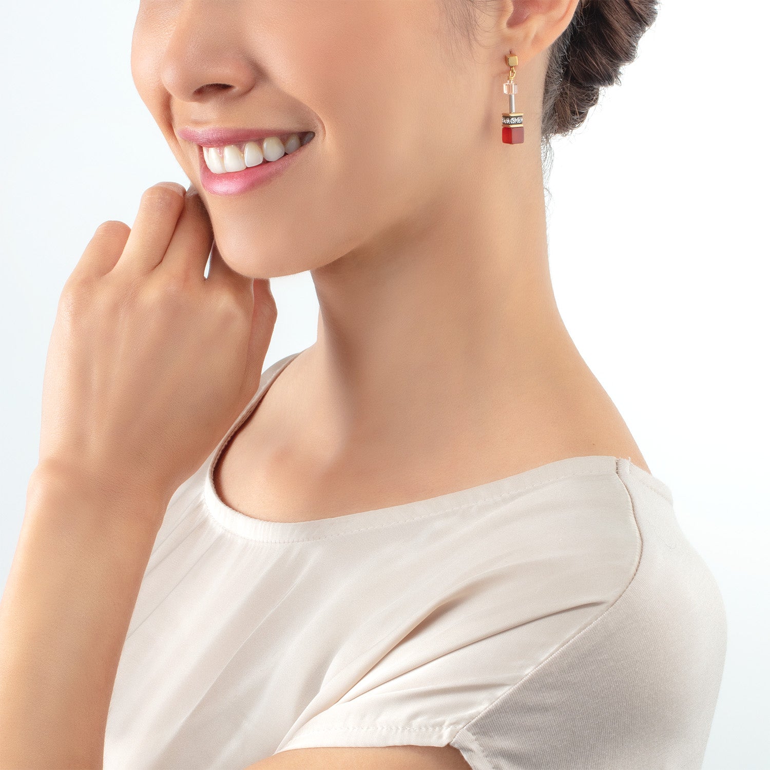 GeoCUBE® Iconic Precious Ohrringe rot-beige von COEUR DE LION – am Modell getragen