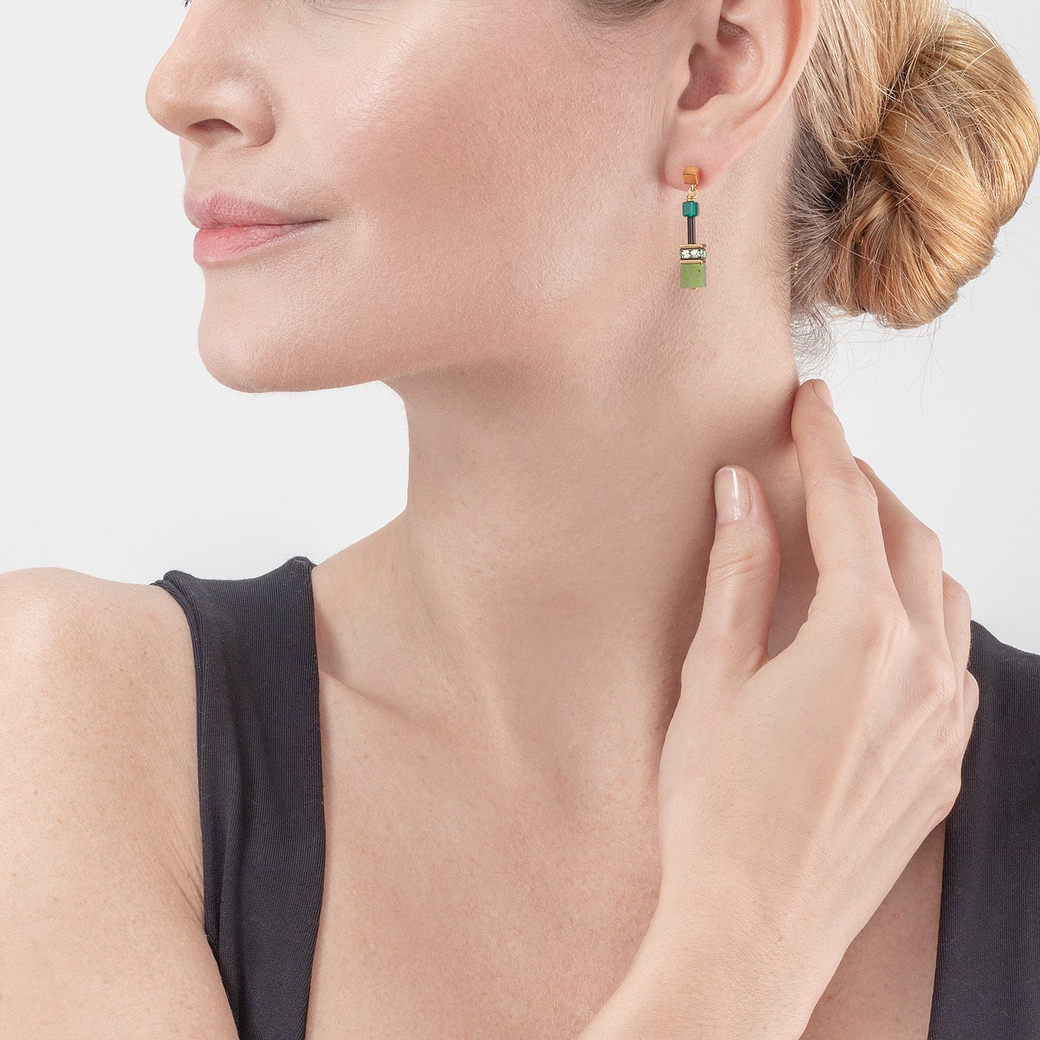 GeoCUBE® Iconic Precious Ohrringe grün von COEUR DE LION – am Modell getragen