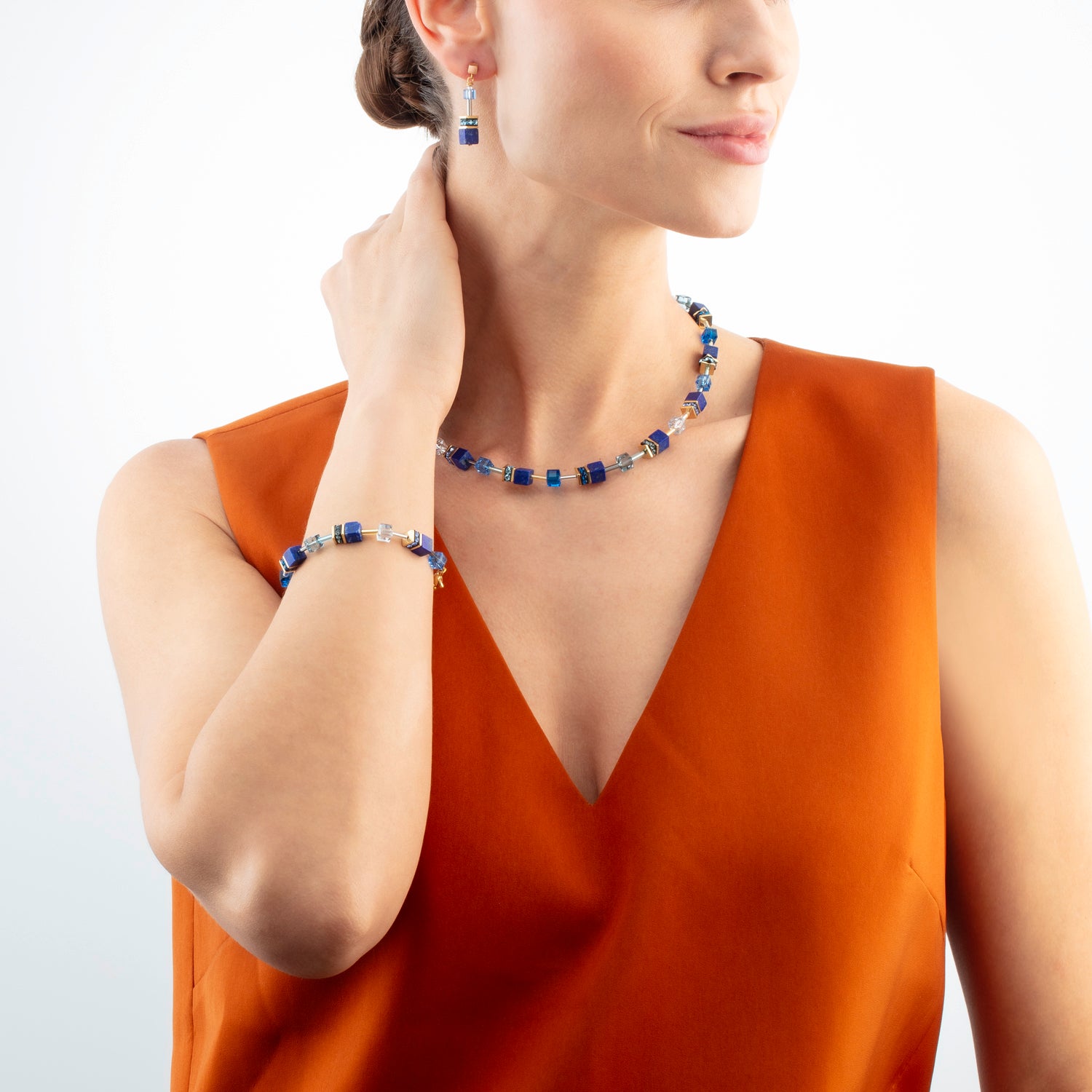 GeoCUBE® Iconic Precious Ohrringe blau von COEUR DE LION – am Modell getragen