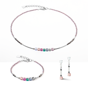 Cube Story Minimalistic Sparkling Ohrringe Multicolour Art Nouveau von COEUR DE LION – im Set mit passenden Schmuckstücken