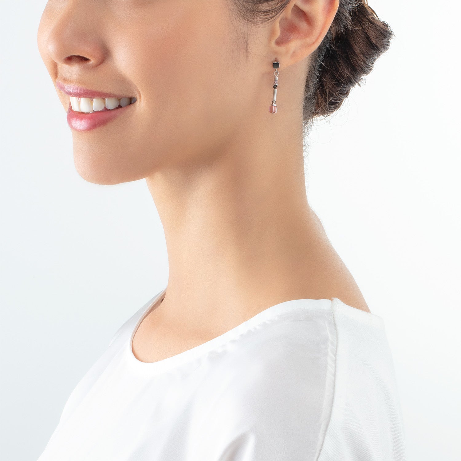 Cube Story Minimalistic Sparkling Ohrringe Multicolour Art Nouveau von COEUR DE LION – am Modell getragen