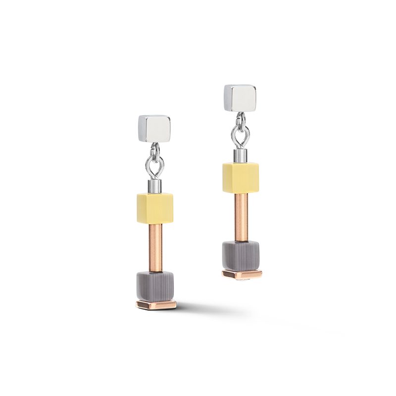 Ohrringe GeoCUBE® fein pastell beige-oliv von COEUR DE LION – Detailaufnahme