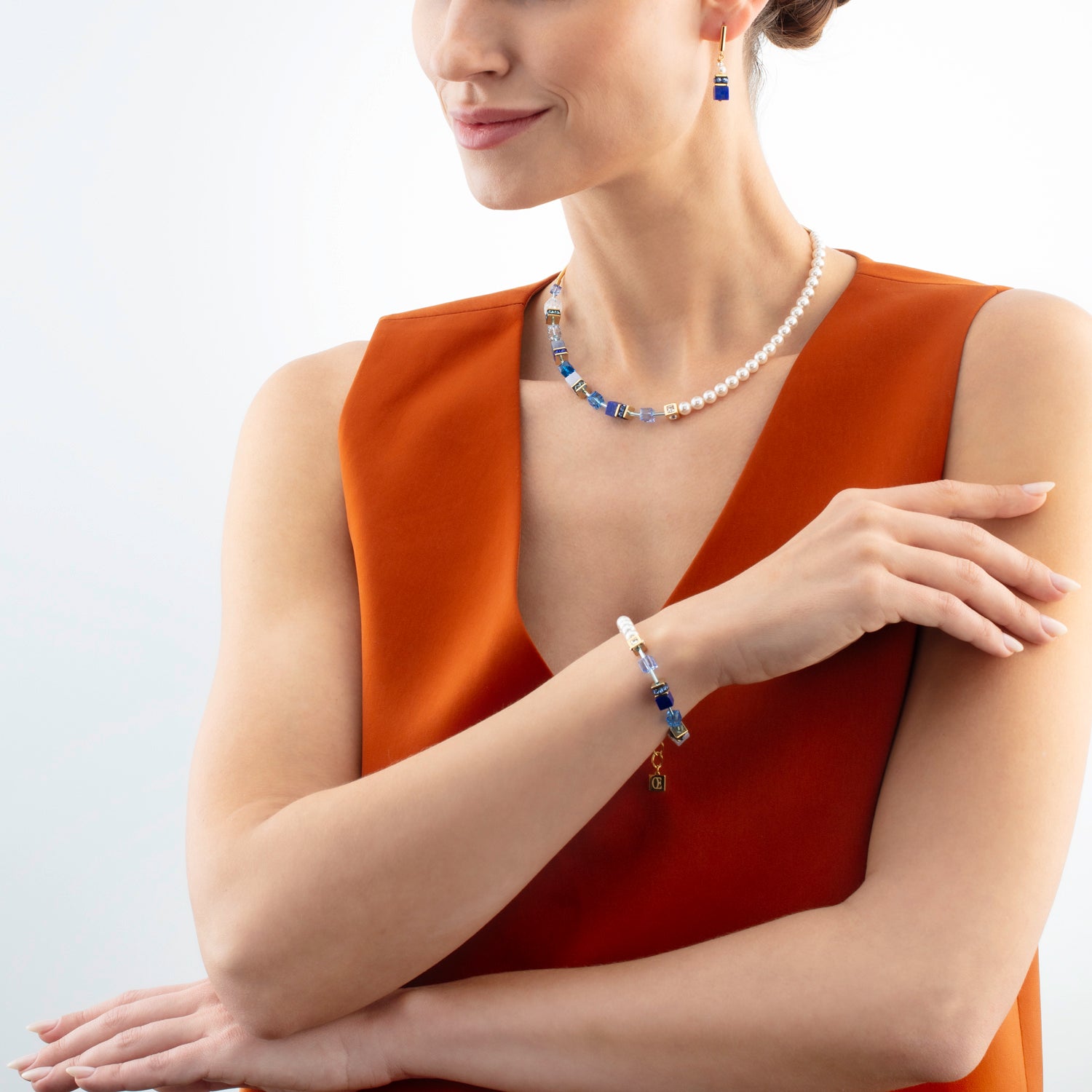 GeoCUBE® Precious Fusion Pearls Ohrringe blau von COEUR DE LION – am Modell getragen