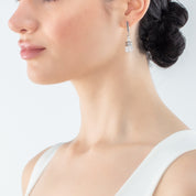 GeoCUBE® Precious Fusion Pearls Ohrringe weiß von COEUR DE LION – am Modell getragen