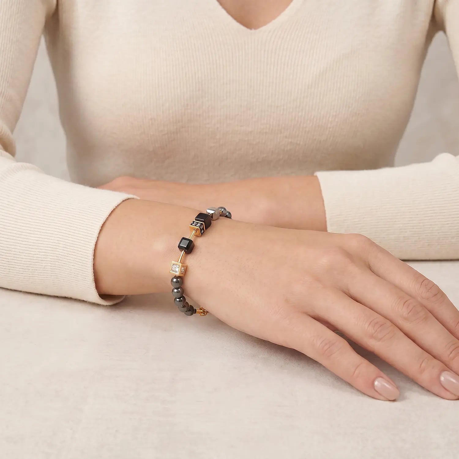 COEUR DE LION GeoCUBE® Precious Fusion Pearls Armband Anthracite Glow – am Model