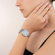 Uhr Rund Cool Grey Milanaise Edelstahl von COEUR DE LION – am Modell getragen
