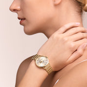 Uhr Rund Gold Sunray Monochrome Edelstahl Gold von COEUR DE LION – am Modell getragen