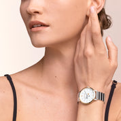 Uhr Rund Brilliant White Bicolor Edelstahl Silber von COEUR DE LION – am Modell getragen