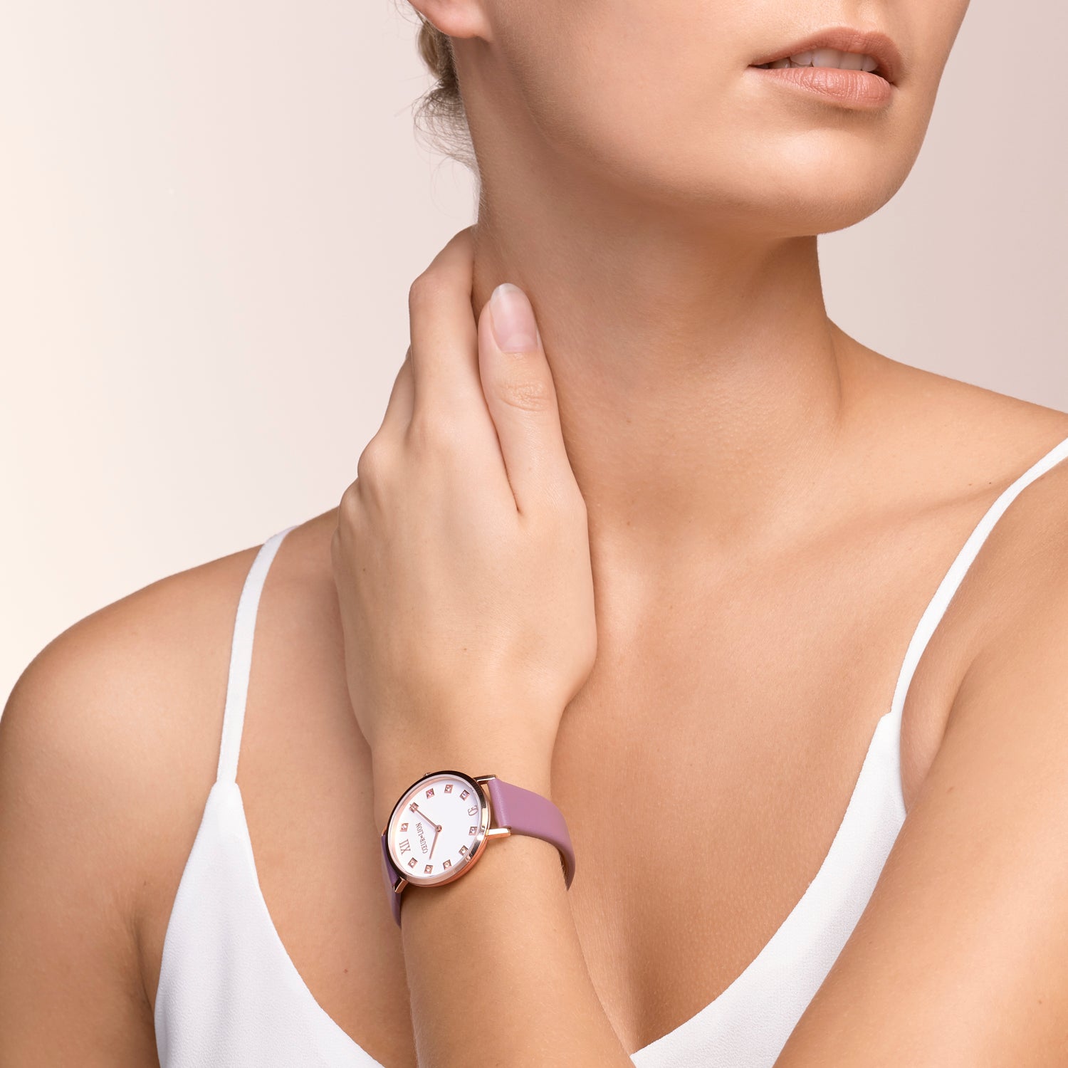 Uhr Rund Brilliant White Armband Leder Mauve von COEUR DE LION – am Modell getragen