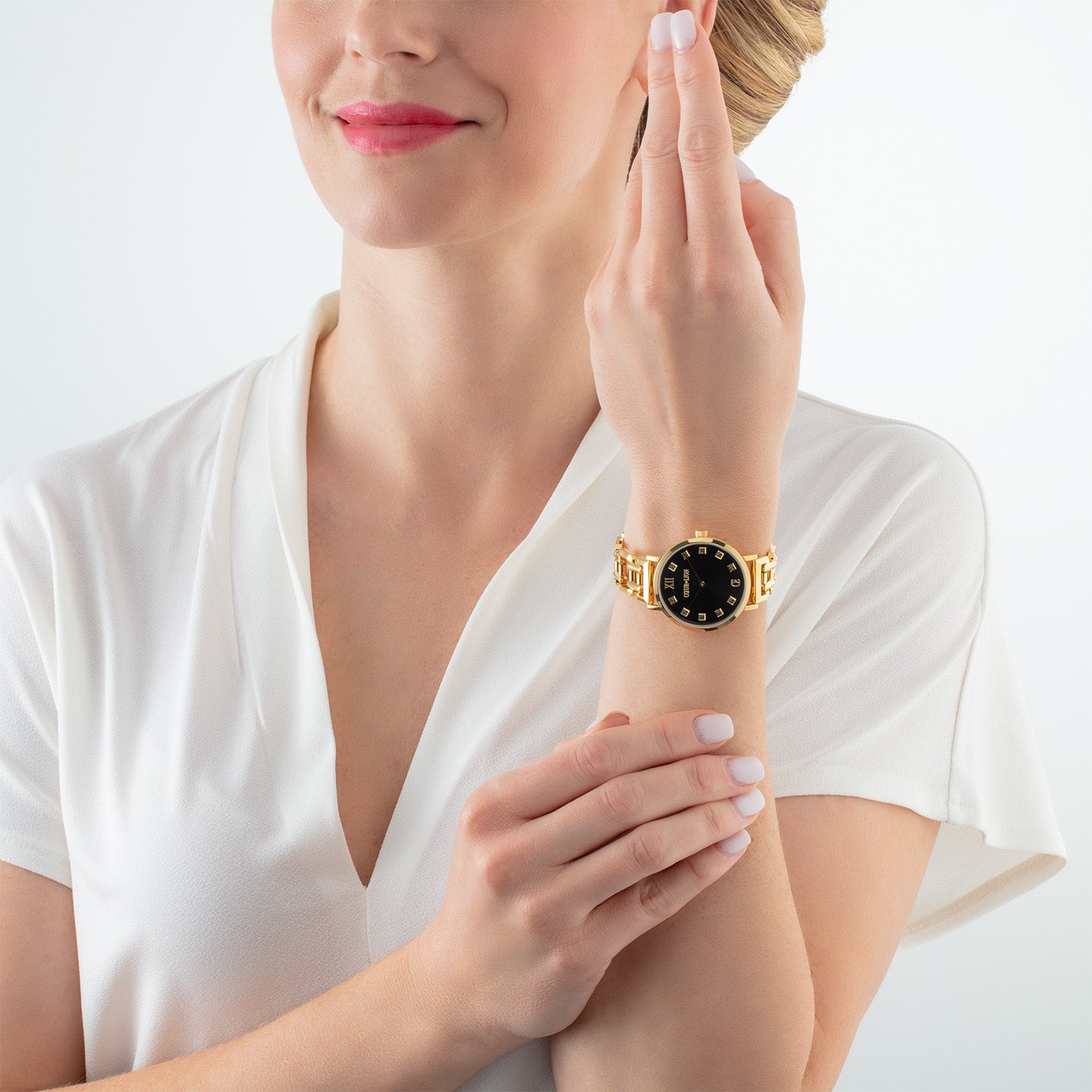 Uhr Rund Brilliant Glamourous Black Statement Gold von COEUR DE LION – am Modell getragen