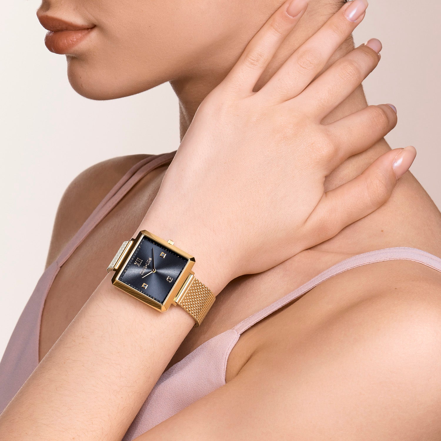 Uhr Iconic Square Midnight Blue Sunray Milanaise Edelstahl Gold von COEUR DE LION – am Modell getragen