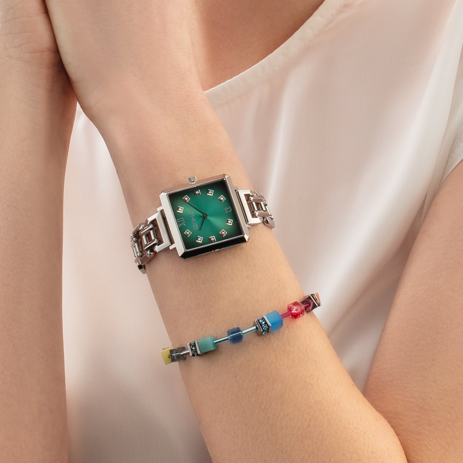 Uhr Iconic Cube Turquoise Glaze Statement silber von COEUR DE LION – am Modell getragen