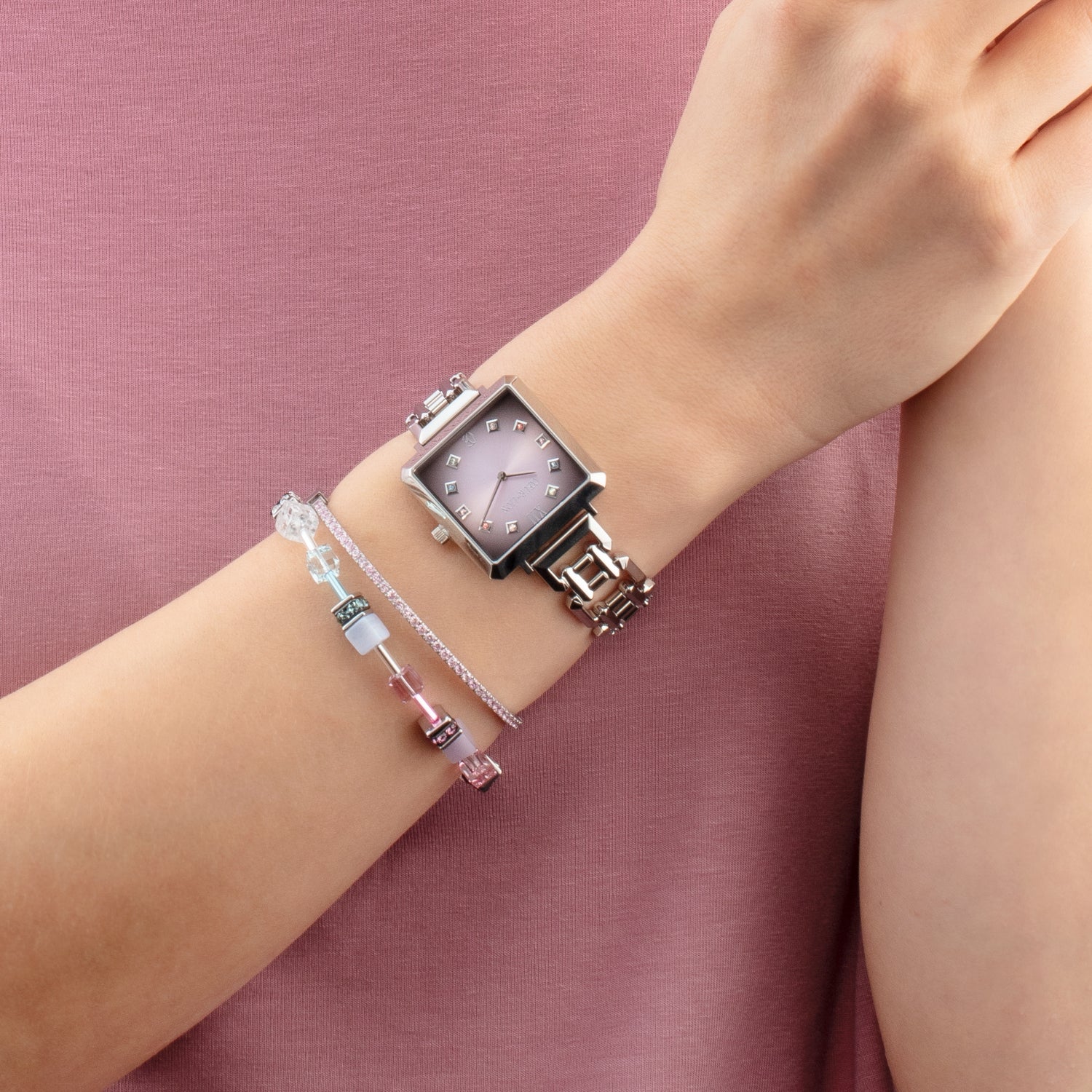 Uhr Iconic Cube Orchid Ice Statement silber von COEUR DE LION – am Modell getragen