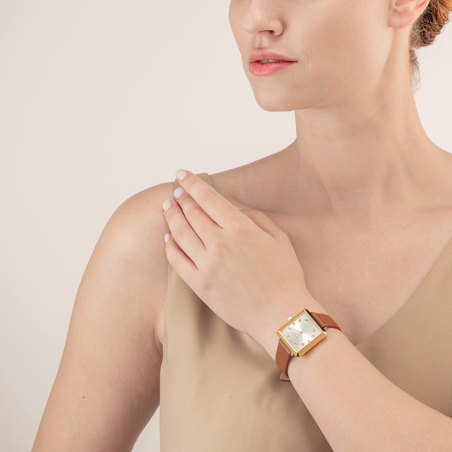Uhr Iconic Square Gold White Sunray Armband Leder Classy Braun von COEUR DE LION – am Modell getragen