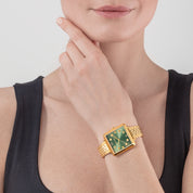 Uhr Iconic Square Glamorous Green Edelstahl Gold von COEUR DE LION – am Modell getragen