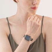 Uhr Iconic Square Anthrazit Perlmutt Milanaise Edelstahl Anthrazit von COEUR DE LION – am Modell getragen