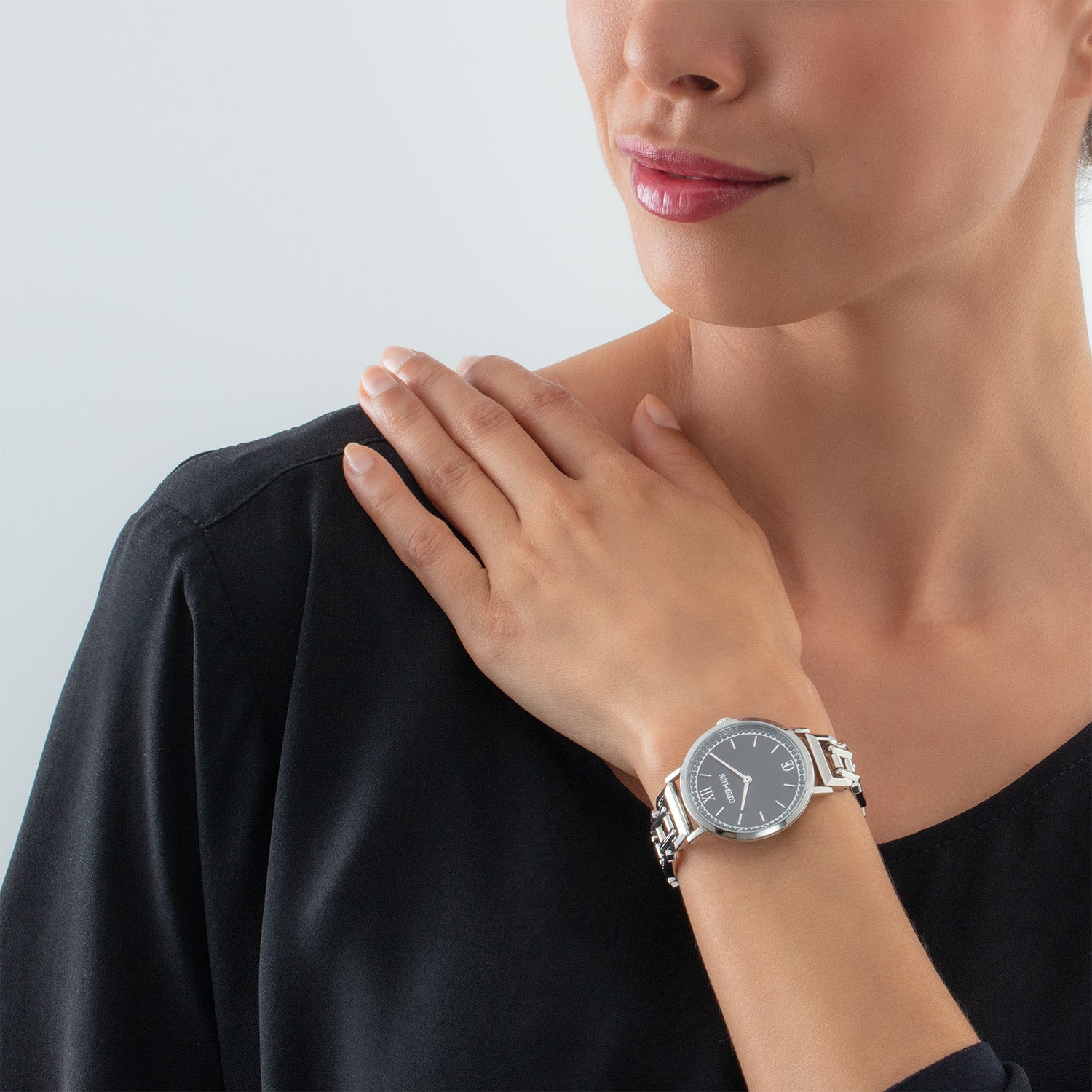 Uhr Rund Sparkling Mysterious Black Statement silber von COEUR DE LION – am Modell getragen