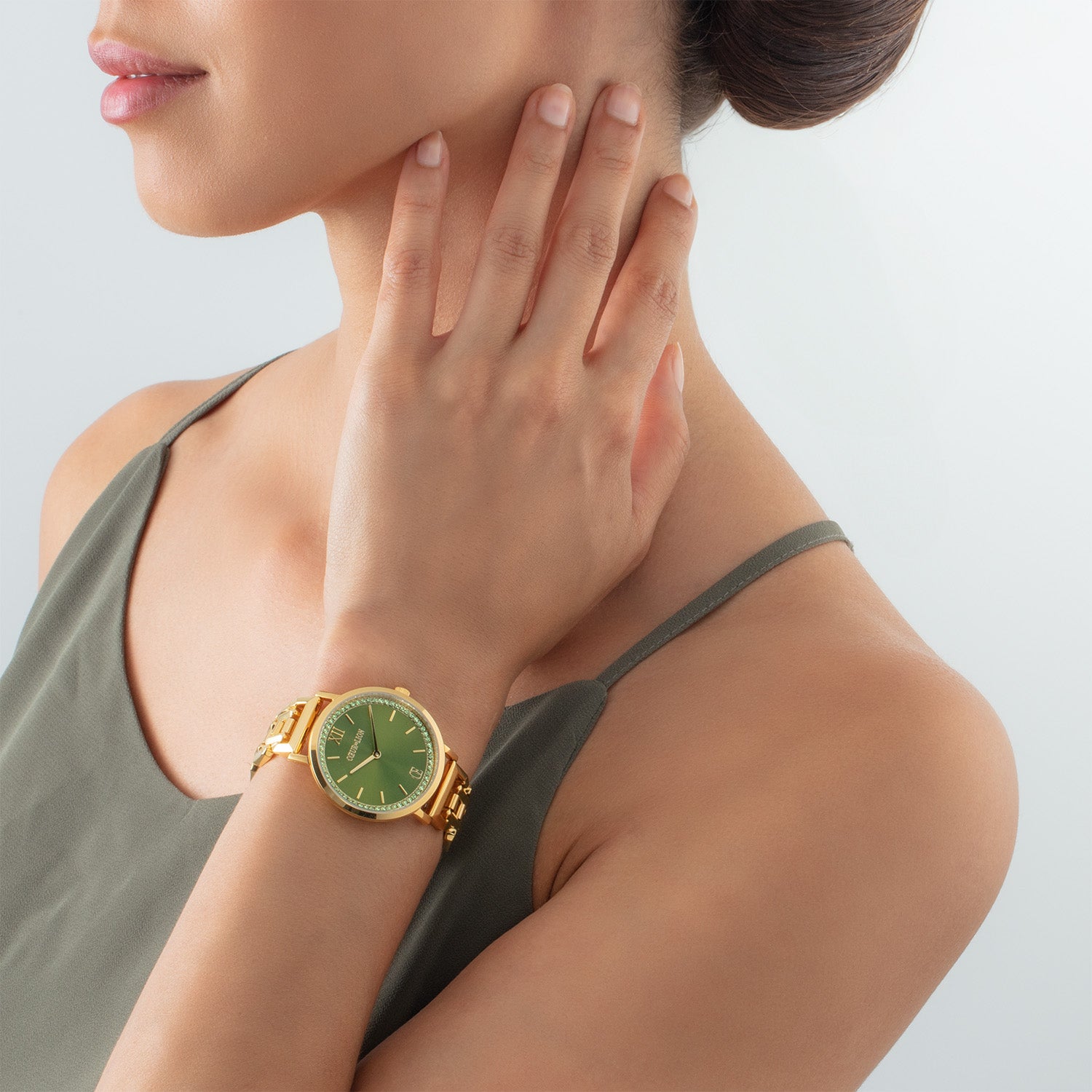 Uhr Rund Sparkling Fabulous Green Statement Gold von COEUR DE LION – am Modell getragen