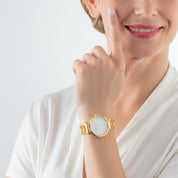 Uhr Rund Sparkling Perlmutt Statement Gold von COEUR DE LION – am Modell getragen