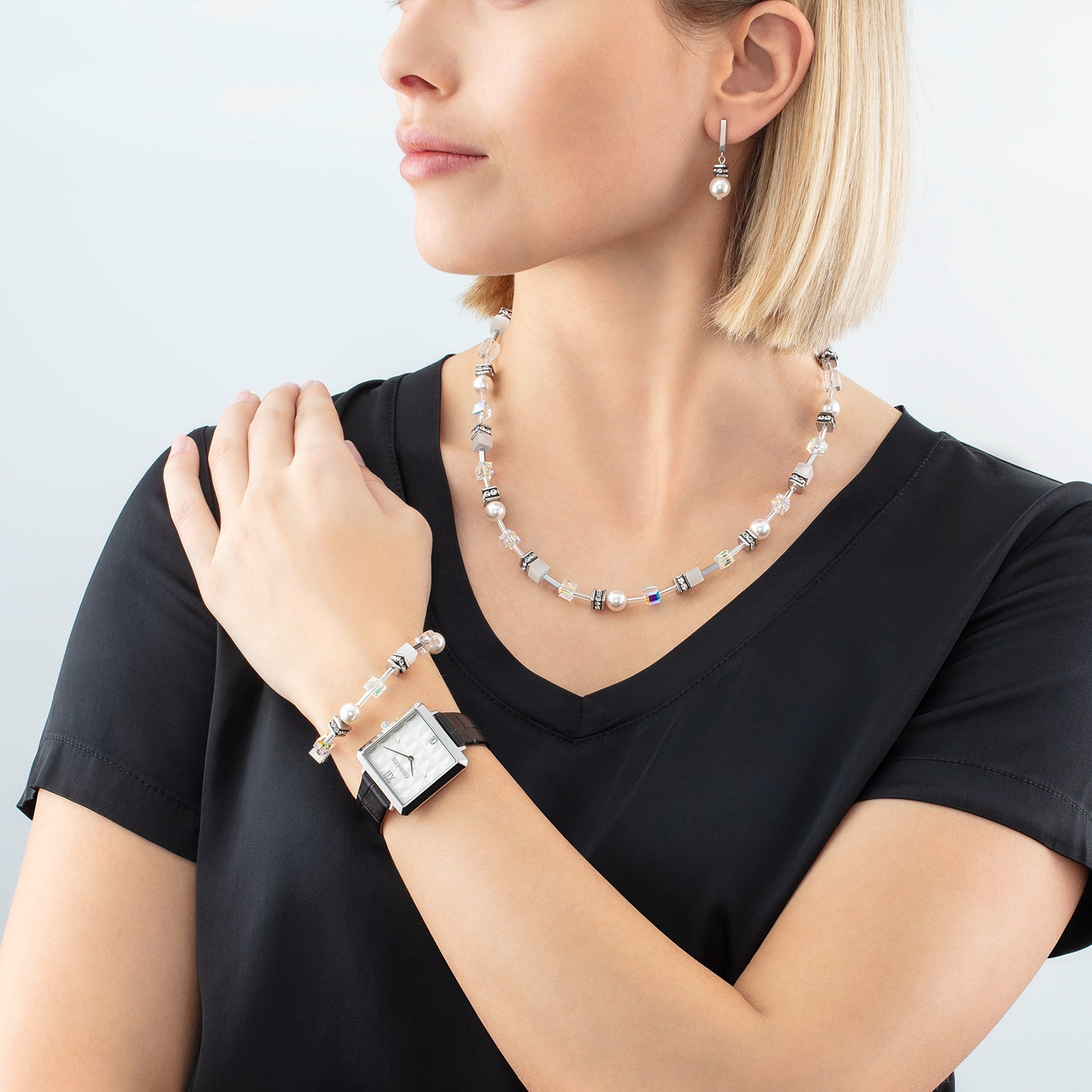 Uhr Iconic Cube Spikes Silber Armband Leder Schwarz von COEUR DE LION – am Modell getragen