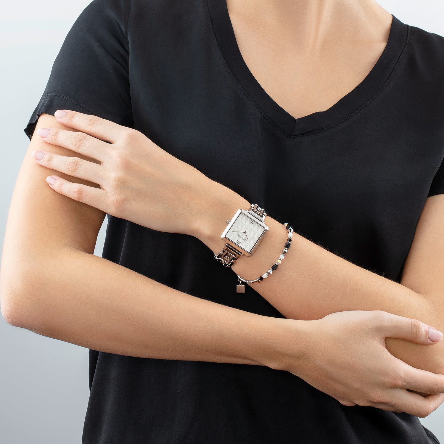 Uhr Iconic Cube Spikes Statement Silber von COEUR DE LION – am Modell getragen