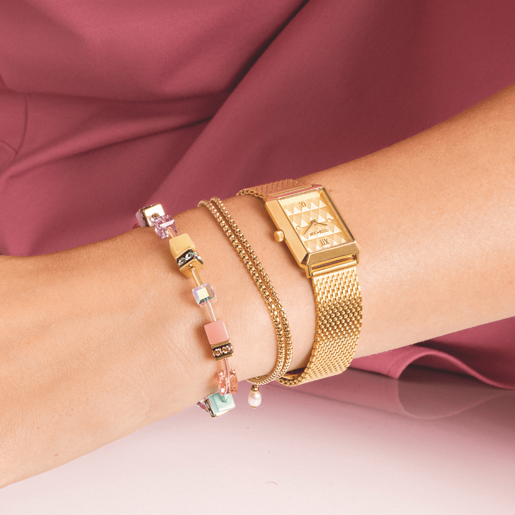 Geschenkset Uhr Iconic Spikes gold Milanaise & Armband Cube Princess Fusion Blossom gold von COEUR DE LION – am Modell getrag