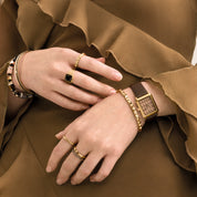 Uhr Iconic Spikes Armband Leder Mocha Mousse Gold von COEUR DE LION – am Modell getragen