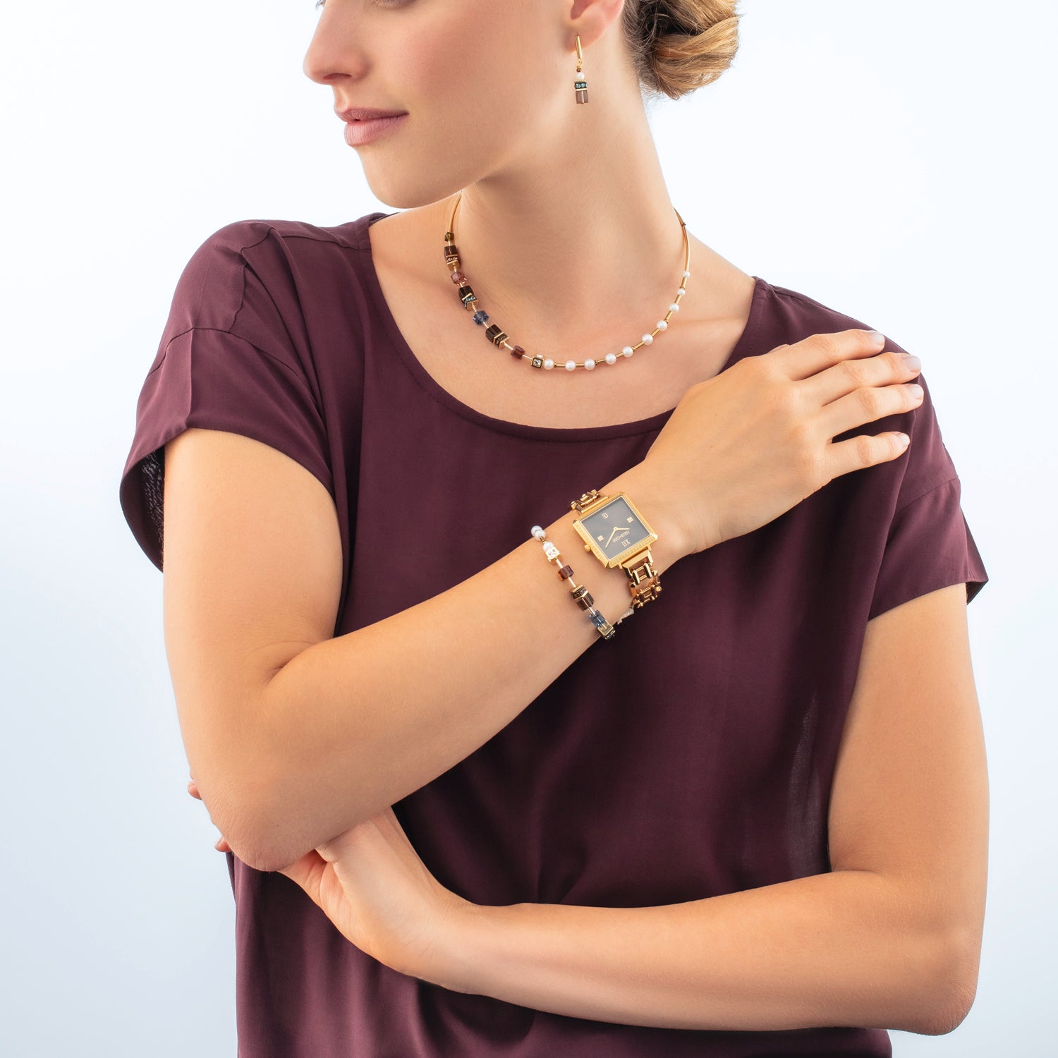 Uhr Iconic Cube Sparkling Mystic Mocca Statement gold von COEUR DE LION – am Modell getragen